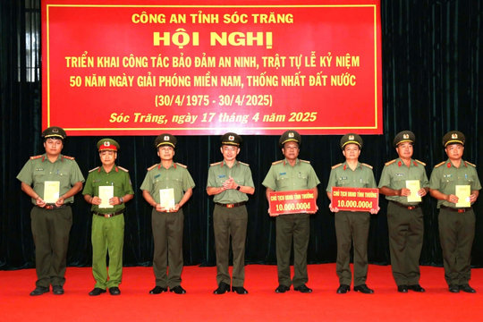 Khen thưởng lực lượng bắt kẻ lừa đảo trở về từ Campuchia