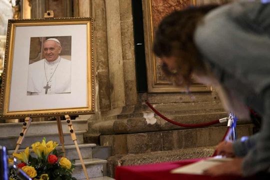 Giáo hoàng Francis qua đời vì đột quỵ và suy tim