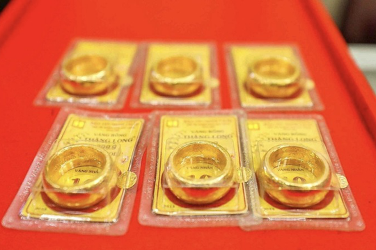 Bị đòi nợ gấp, giá vàng hơn 120 triệu đồng/lượng vẫn phải xếp hàng mua từng chỉ