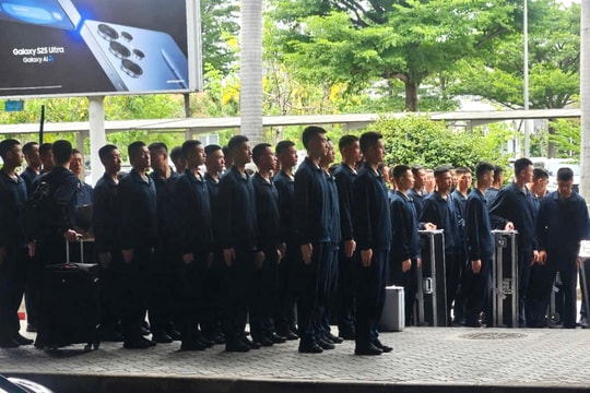 Đoàn quân đội Trung Quốc về nước sau khi tham gia diễu binh 30/4 tại Việt Nam