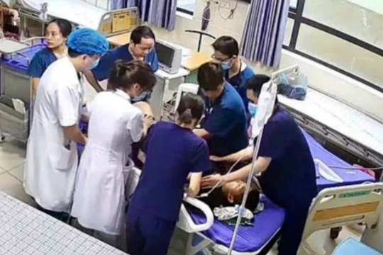 Khen thưởng ê kíp y bác sĩ bị hành hung vẫn ép tim cứu trẻ