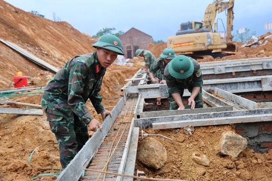 Thi công không nghỉ lễ giúp bà con vùng lũ sớm có nhà ở