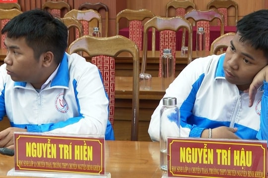 Anh em song sinh xứ Quảng cùng đoạt giải toán quốc tế