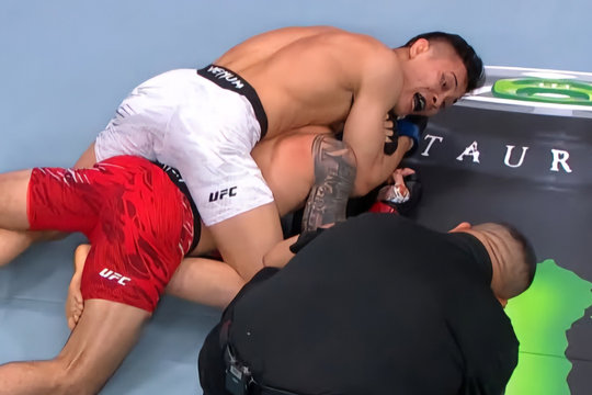 Cao thủ Peru đầu hàng, võ sĩ Việt Nam thắng trận đầu tiên ở UFC