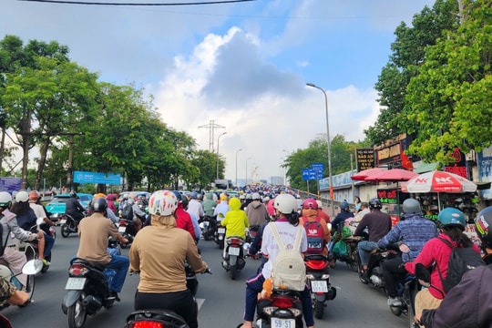 Giao thông TP.HCM đông đúc ngày đầu tuần