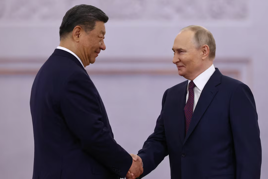 Tổng thống Nga Putin chào đón Chủ tịch Trung Quốc Tập Cận Bình ở điện Kremlin