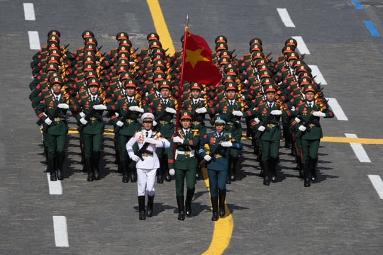 Đoàn Việt Nam duyệt binh trên Quảng trường Đỏ, hát nhạc Nga ở hậu trường