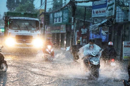 Mưa to kéo dài sáng cuối tuần, nhiều tuyến đường tại TP.HCM ngập sâu
