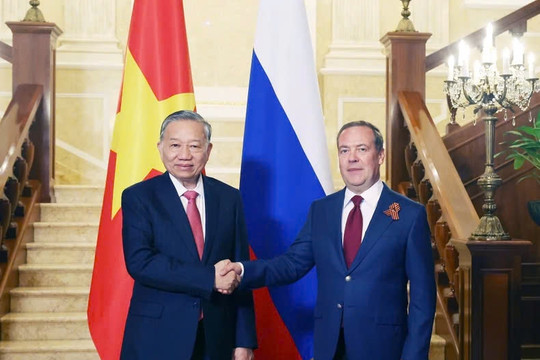 Tổng Bí thư Tô Lâm hội kiến với Chủ tịch Đảng Nước Nga Thống nhất Dmitry Medvedev