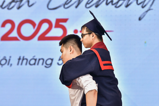 Đôi bạn thân tái hiện hình ảnh '10 năm cõng bạn' tại lễ tốt nghiệp gây xúc động