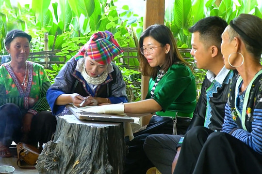 Vẽ sáp ong trên vải - trải nghiệm thu hút khách du lịch ở Lai Châu