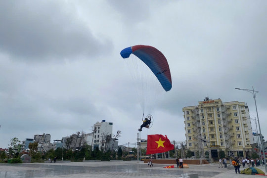 Trình diễn dù lượn quảng bá du lịch Cô Tô 