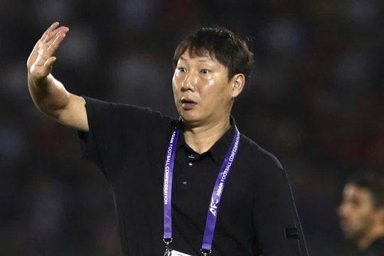 Malaysia tiếp tục làm khó HLV Kim Sang-sik