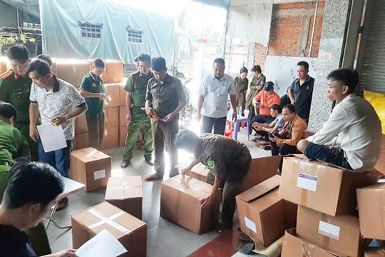 Phát hiện nhiều tấn sữa, thực phẩm chức năng không rõ nguồn gốc