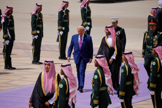 Ông Trump công du Trung Đông bán hàng, ở nhà bị kêu gọi luận tội
