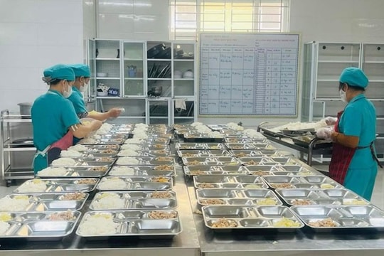 Chủ tịch Quảng Bình yêu cầu xác minh thông tin bữa ăn học sinh bị thu thuế 2 lần