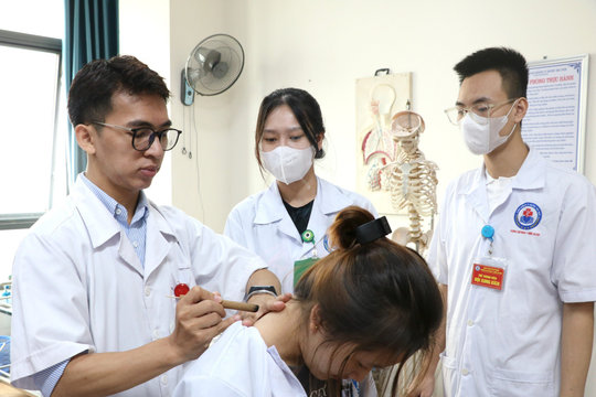 Thứ trưởng Y tế: Tổ chức thi đánh giá năng lực hành nghề y học cổ truyền từ 2027
