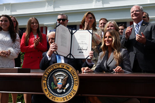 Ông Trump ký luật cấm chia sẻ 'ảnh nóng' trả thù