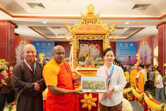 'Liên hoa tịnh cảnh' - Bức tranh hoa sen được trưng bày bên Xá lợi Đức Phật