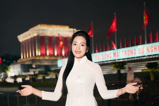 Sao Mai Huyền Trang khiến khán giả xúc động nghẹn ngào khi hát về Bác