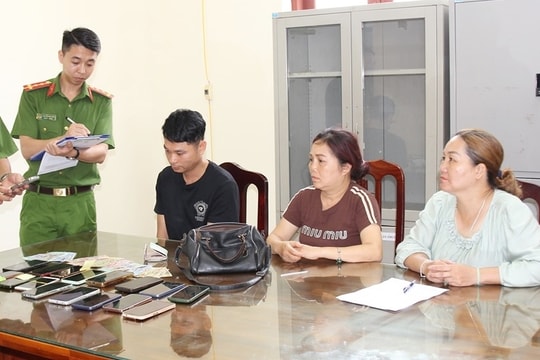 Lợi dụng chiêm bái xá lợi Đức Phật để móc điện thoại, ba đối tượng bị bắt