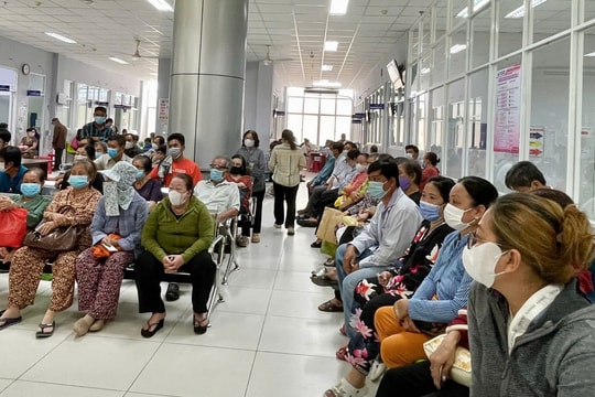 Nhiều bệnh viện ở TP.HCM quá tải, người bệnh BHYT vật vã chờ đợi