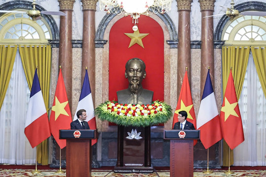 Chủ tịch nước Lương Cường và Tổng thống Pháp Emmanuel Macron gặp gỡ báo chí