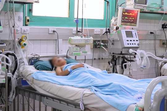 Điều trị cho bệnh nhi 8 tuổi bị cửa cuốn cuốn lên cao, nguy kịch vì ngưng tim, ngưng thở