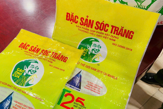 Bắt 2 chủ cửa hàng ở Hà Nội bán hơn 17 tấn gạo ST25 giả