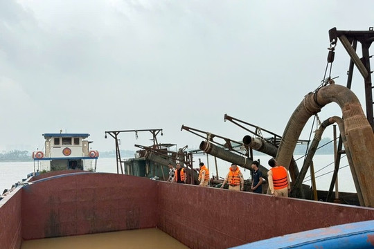 Ổ nhóm "cát tặc" điều khiển tàu bỏ chạy trên sông Hồng khi bị Công an phát hiện