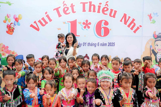 Phu nhân Ngô Phương Ly tặng quà, vui Tết thiếu nhi cùng trẻ em ở Điện Biên