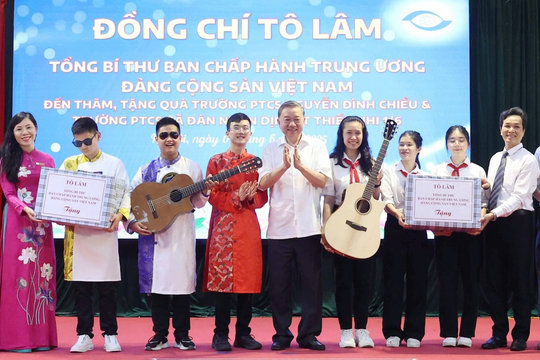 Tổng Bí thư Tô Lâm thăm và tặng quà trường Nguyễn Đình Chiểu và Xã Đàn