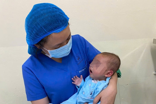 Bác sĩ Lào vượt 1.000 km đưa con trai sang Việt Nam mổ tim
