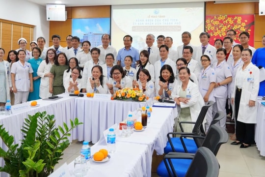 Chủ tịch TP.HCM trao bằng khen 2 viện thông tim bào thai cho sản phụ Singapore