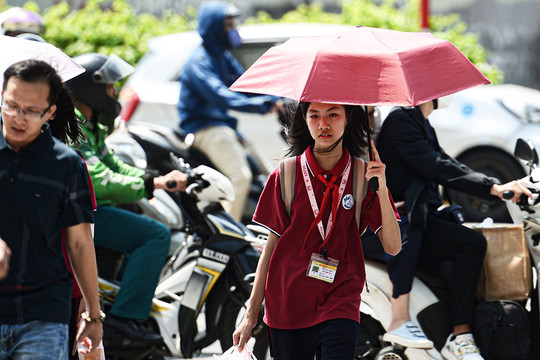 Hà Nội đón hai đợt nóng bức, mưa nắng đan xen