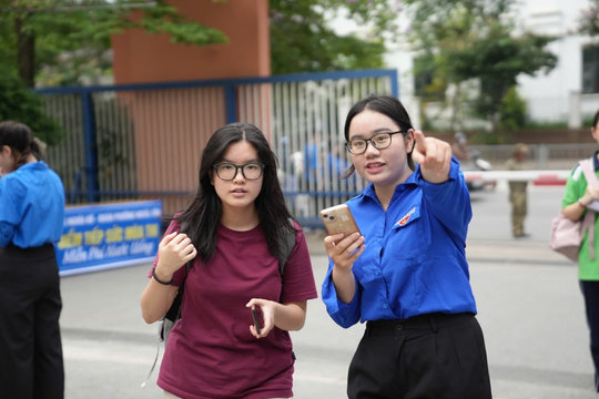 Những thí sinh đầu tiên đã có mặt làm thủ tục thi vào lớp 10 tại Hà Nội