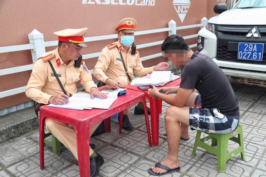 Công an Hà Nội tăng cường siết chặt xử lý xe chở hàng quá tải