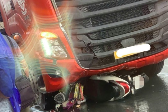 Xe máy chở 4 người trong gia đình lao vào container, 3 mẹ con tử vong