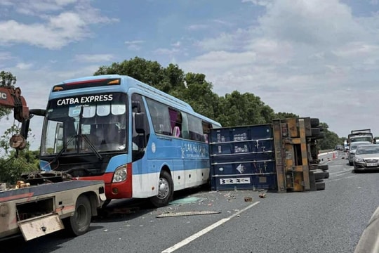 Xe đầu kéo đâm liên hoàn khiến 2 người tử vong trên cao tốc Hà Nội - Hải Phòng
