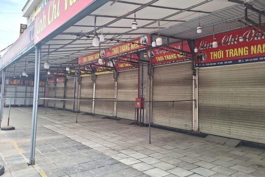 Vì sao hàng loạt cửa hàng, ki-ốt ở 2 chợ Bắc Ninh đóng cửa?