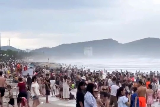 Sáng nay, hơn 20 du khách đuối nước ở biển Cửa Lò