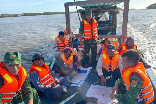 Biên phòng Sóc Trăng cứu thành công 7 công nhân gặp nạn trên biển vào bờ an toàn