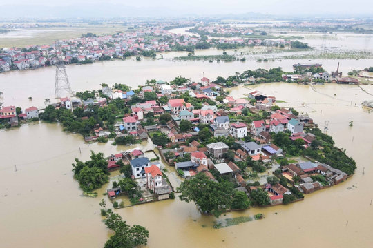 Lũ sông Cầu dâng cao, hàng trăm hộ dân ở Bắc Giang chìm trong biển nước