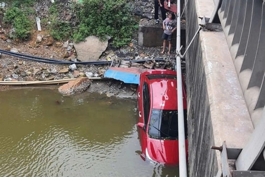 4 người thoát nạn khi xe ô tô lao xuống sông