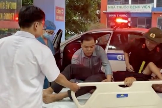 CSGT dùng xe đặc chủng đưa tài xế đột quỵ trên cao tốc đi cấp cứu