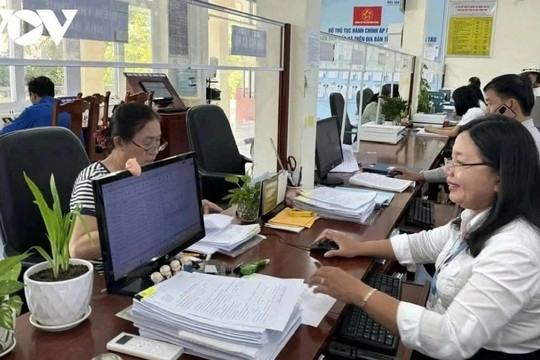 Công chức sẽ bị đình chỉ công tác trong những trường hợp nào?