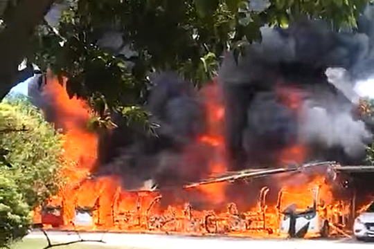 Loạt xe điện du lịch ở chùa Hương Tích Hà Tĩnh bị thiêu rụi