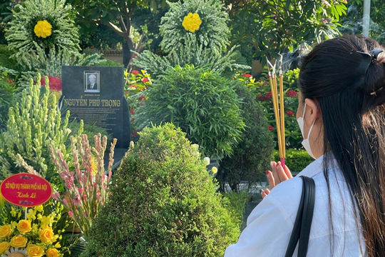 Người dân thắp hương tưởng nhớ cố Tổng Bí thư Nguyễn Phú Trọng trong ngày giỗ đầu