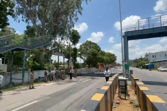 Khoảnh khắc xe đầu kéo đâm sập cầu vượt ở Ấn Độ