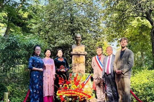 Phó Chủ tịch Quốc hội Nguyễn Thị Thanh dâng hoa tượng Chủ tịch Hồ Chí Minh tại Pháp